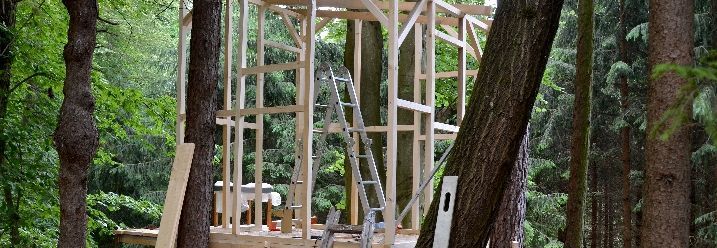 Rohbau eines Baumhauses
